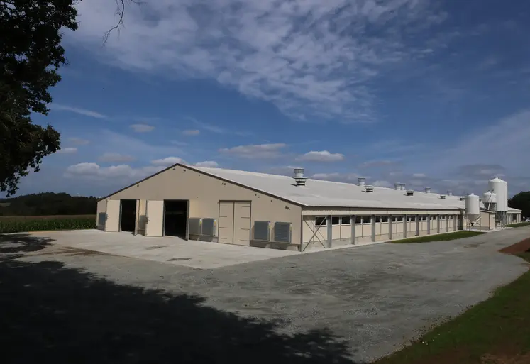 Bâtiment reproducteurs de poules