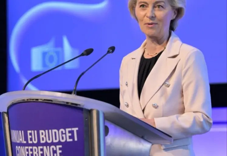 ursula von der leyen devant un micro