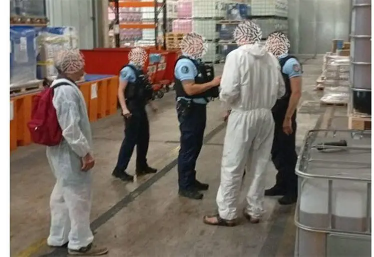 militants et gendarmes sur le site de BASF