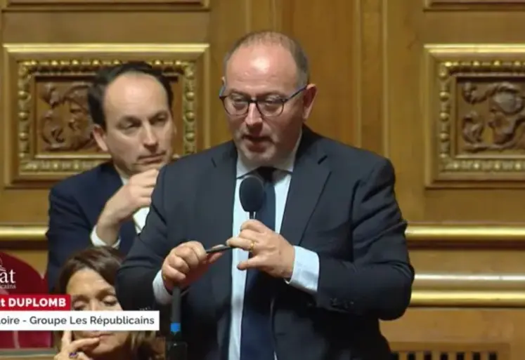 Le sénateur de Haute-Loire Laurent Duplomb devant le Sénat.