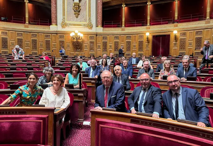  Annie Genevard et les sénateurs Pierre Cuypers (rapporteur du texte), Laurent Duplomb et Franck Menonville coauteurs de la proposition de loi visant à lever les contraintes à l’exercice du métier d’agriculteur le 2 juillet après le vote.