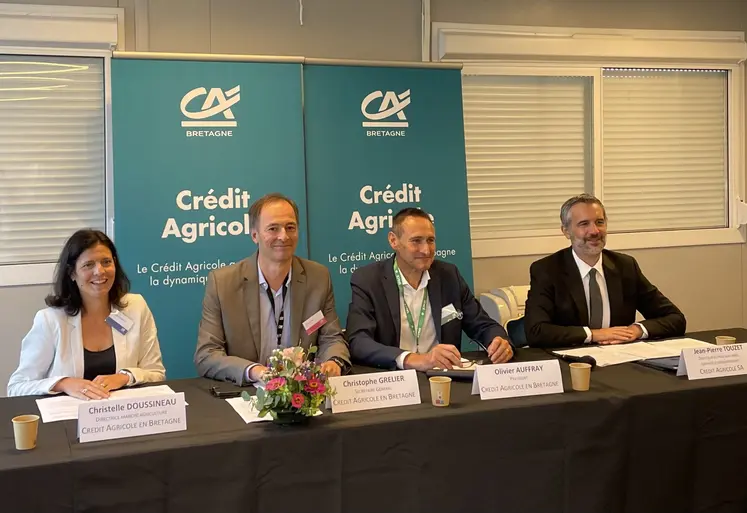 De gauche à droite :Christelle Doussineau, directrice marché agriculture Crédit Agricole en Bretagne - Christophe Grelier, secrétaire général Crédit Agricole en Bretagne - Olivier Auffray, Président Crédit Agricole en Bretagne - Jean-Pierre Touzet, Directeur pôle agri-agro, garantie et investissement à Crédit Agricole SA, lors d'une conférence de presse au Space 2025.