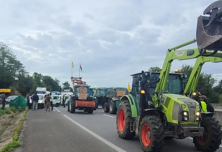   Cortège de tracteurs bloquant l’autoroute A20 en Haute Vienne.