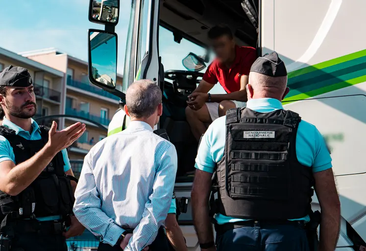   Adrien Sperry, directeur de cabinet de la préfète de la Loire, encadré de deux gendarmes lors d'un contrôle dans la Loire d'une bétaillère.