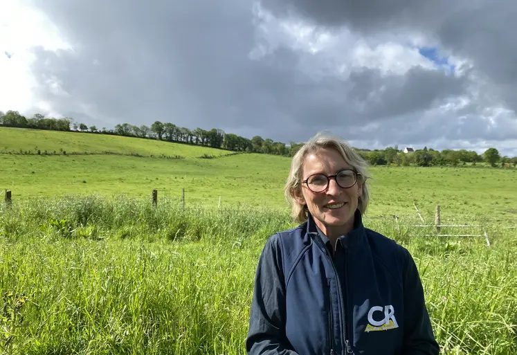 Véronique Le Floc’h devant une prairie en juin 2024 dans le Finistère.