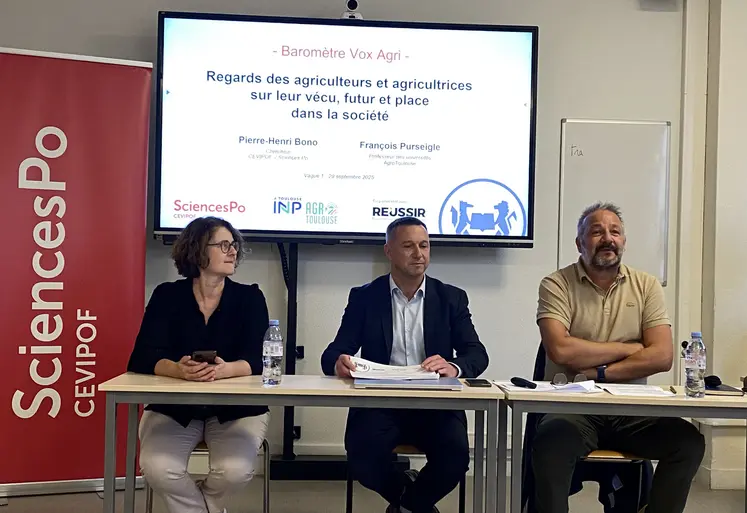 De gauche à droite : Nicole Ouvrard, directrice générale du groupe Réussir-Agra, François Purseigle, professeur des universités à Agro Toulouse et Pierre-Henri Bono, chercheur au Cevipof (Sciences Po) lors de la présentation du baromètre Vox-Agri à Sciences Po.