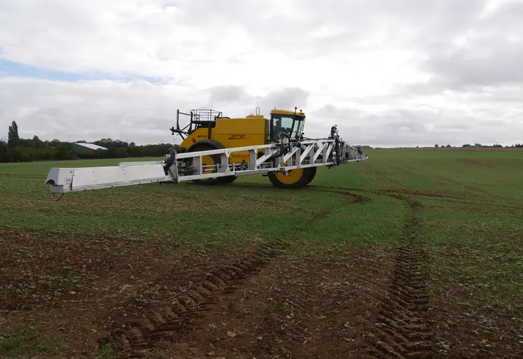 tracteur épandant des pesticides dans un champ