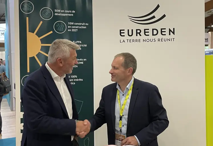 Bertrand Drouot L’Hermine, directeur général délégué au développement TSE (à gauche) et Dany Rochefort, président d'Eureden (à droite), lors de la signature du partnariat au Space le 16 septembre à Rennes. 