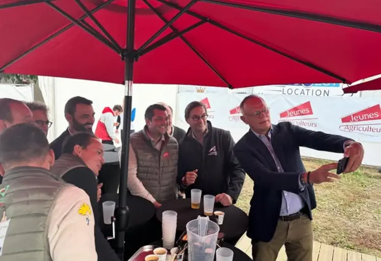 L’ancien premier Ministre et actuel maire du Havre Edouard Philippe prenant un selfie avec les représentant des Jeunes agriculteurs et notamment avec le président Pierrick Horel et le président de Chambre d'Agriculture France Sébastien Windsor lors de l'évènement des Terres de Jim.