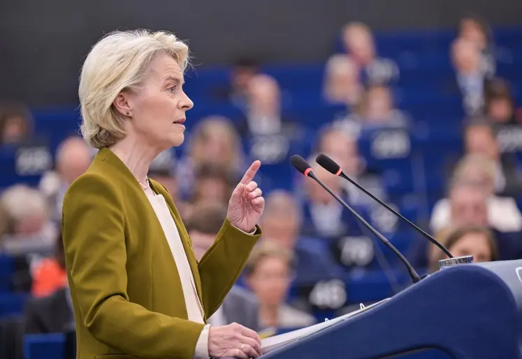 La présidente de la Commission européenne Ursula Van der Leyen tenant son discours annuel devant les eurodéputés au Parlement européen à Strasbourg le 10 septembre