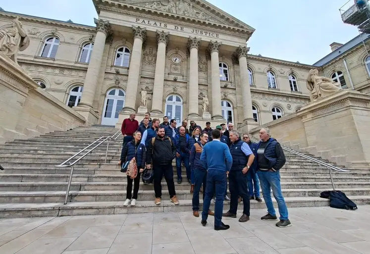 L'éleveur polyculture Olivier Berthe soutenu par une trentaine d'agriculteurs le 14 octobre devant le Palais de justice d'Amiens.