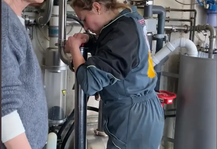 deux femmes dans la salle de traite