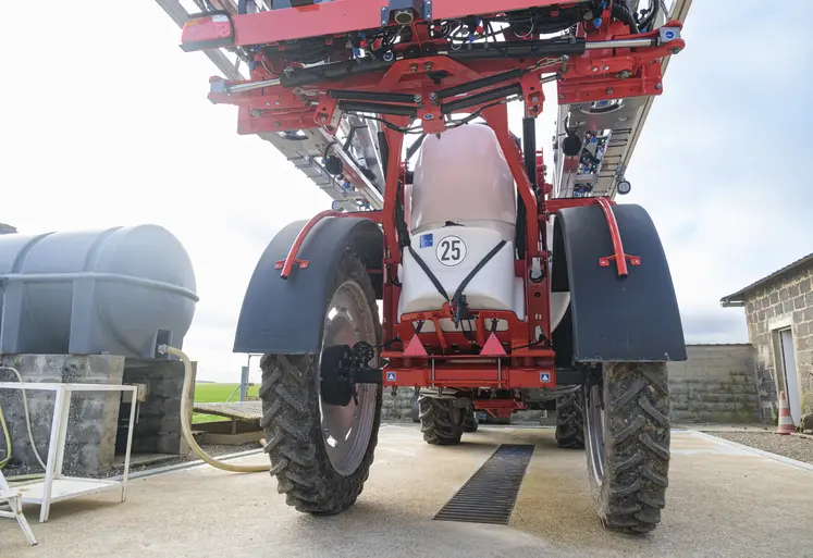 tracteur équipé d'un pulvérisateur