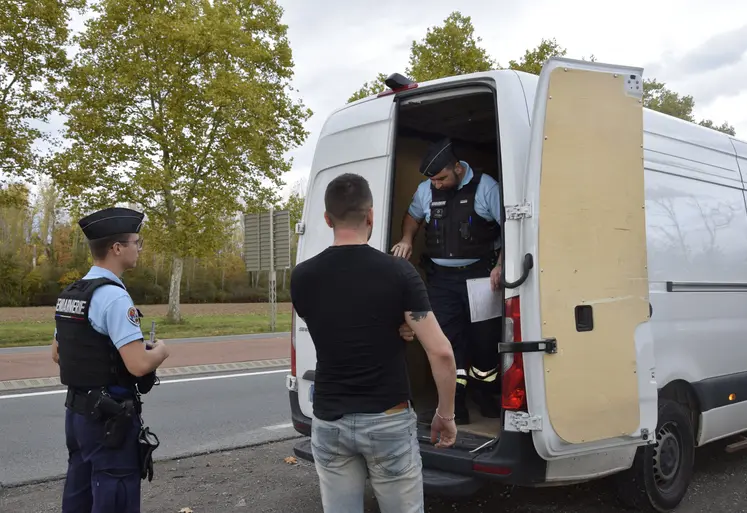 Gendarmes contrôlant une camionnette blanche