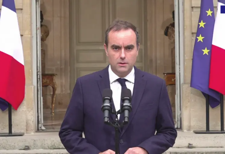 Sébastien Lecornu devant la perron de Matignon.