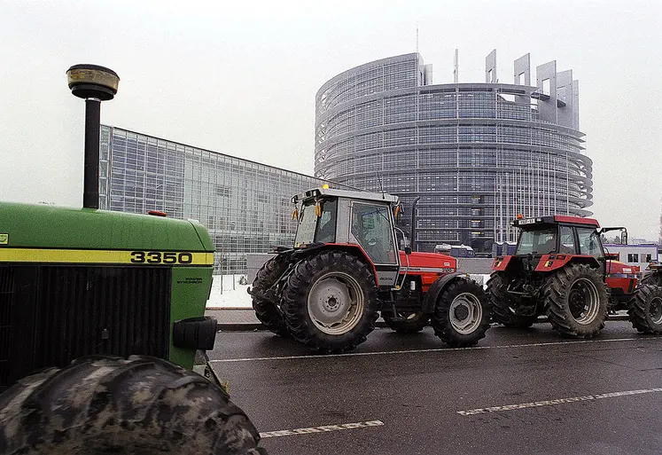 Manifestation d'agriculteurs dans leurs tracteurs dans les rues de Strasbourg devant le Parlement européen.