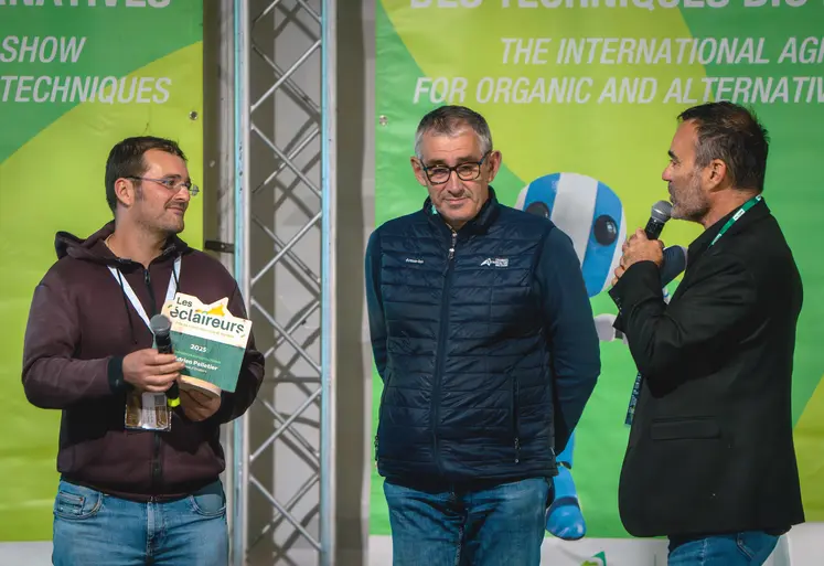 Au salon Tech&Bio 2025, Adrien Pelletier reçoit le prix de l'innovation agroécologique.