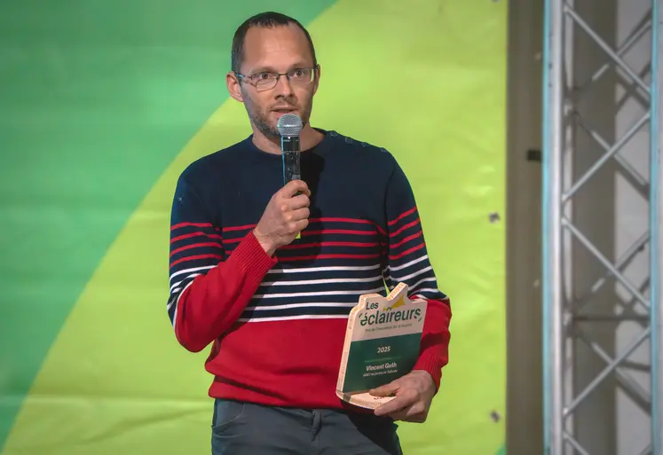 Au salon Tech&Bio 2025, Vincent Guth reçoit le prix de l’innovation technologique.