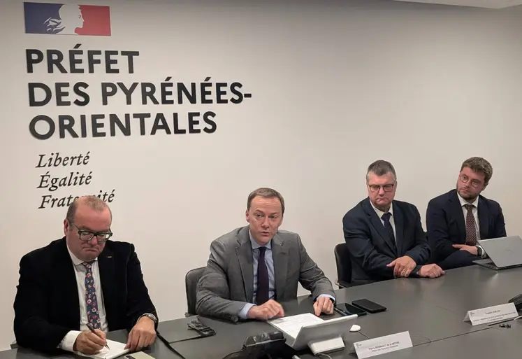 Quatre personnes dont le préfet des Pyrénées orientales à une tribune