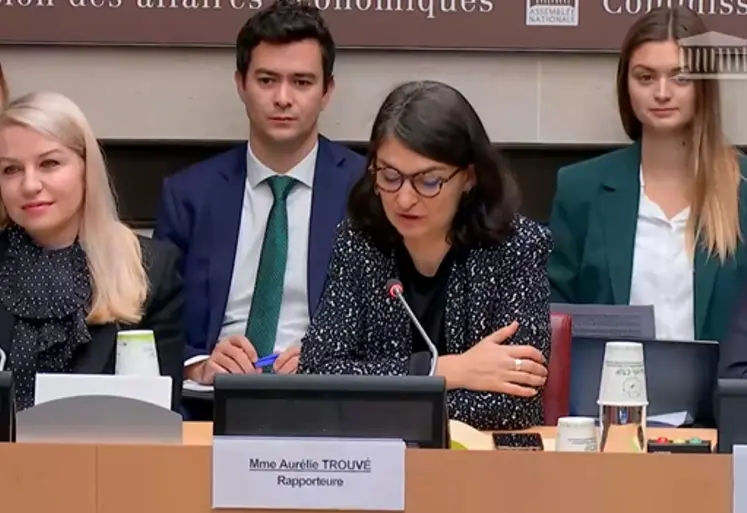 De droite à gauche : Hélène Laporte, députée RN, et Aurélie Trouvé, députée LFI, corapporteurs autour de la pétition contre la loi Duplomb.