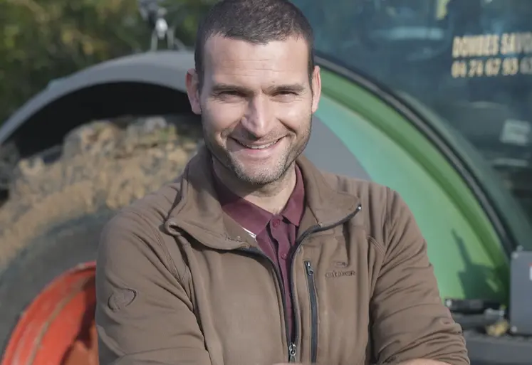   Benoît Merlo, polyculteur-éleveur bio, devant son tracteur.