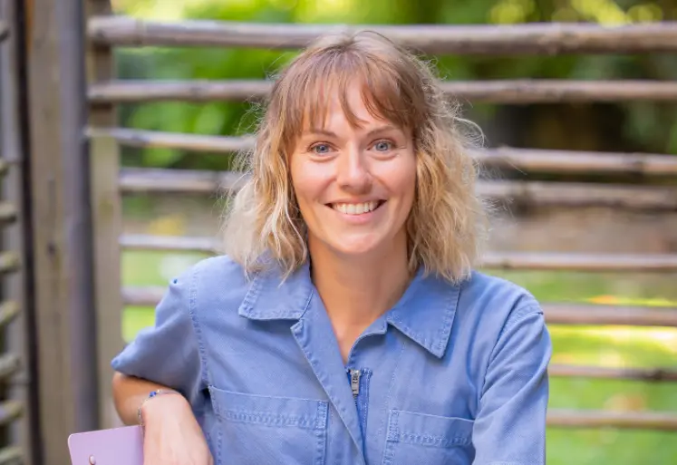 Marine Colli, cofondatrice de l’association Les Voix agricoles, assise sur une chaise en extérieur