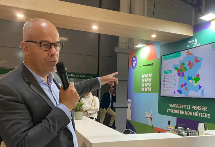 Arnaud Rousseau, président de la FNSEA, montre une carte au salon des maires