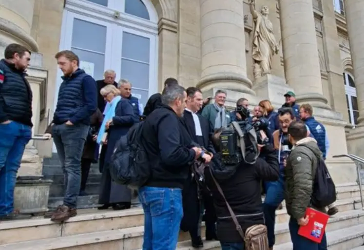 Olivier Berthe, entouré d’agriculteurs et de journalistes, sur les marches du Palais de justice d’Amiens.