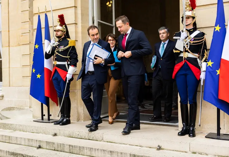 Sébastien Lecornu, sur le perron de Matignon, avec la ministre de l’agriculture Annie Genevard et le commissaire européen à l’Agriculture Christophe Hansen.  
