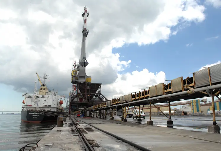 Bateau maritime d'importation de matières première agricole dans le port de Saint-Nazaire.