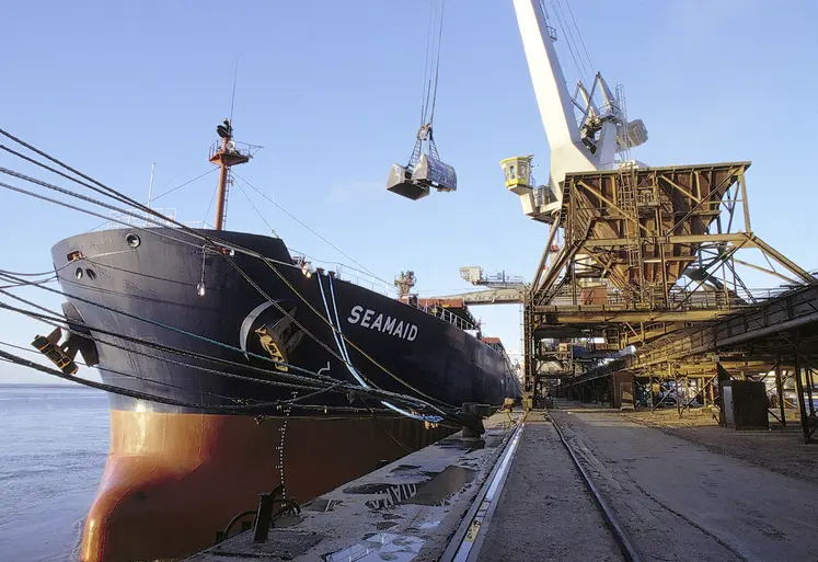 Bateau maritime dans le port de Saint Nazaire contenant des importations de soja du Brésil. 