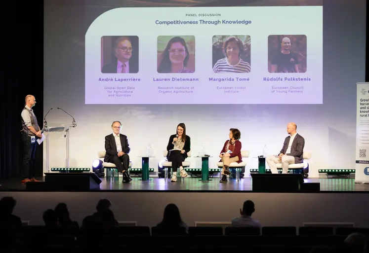 Table ronde “Competitiveness through Knowledge” avec Rūdolfs Pulkstenis, Margarida Tomé, Lauren Dietemann, André Laperrière et le modérateur Peter Rakers (Droite à Gauche)
