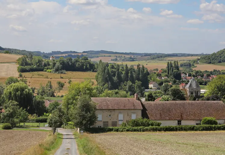 Village de campagne, vue des parcelles agricoles et des villages de la campagne marnaise