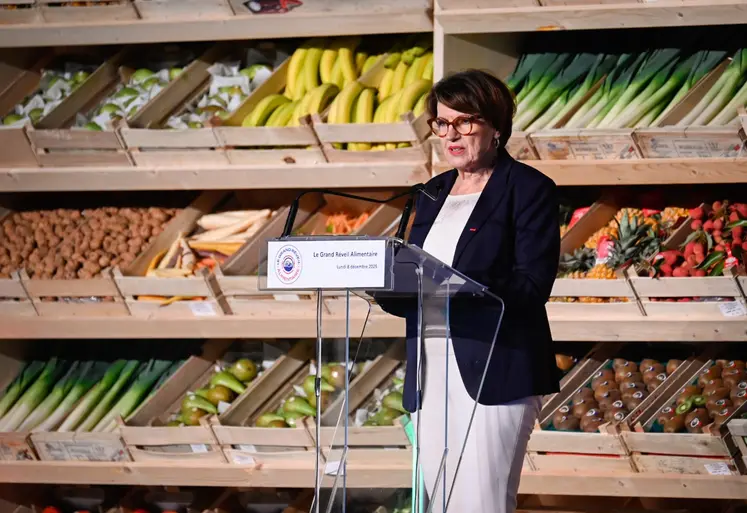   Annie Genevard, le 8 décembre, en plein discours devant des cagettes de fruits et légumes à Rungis.