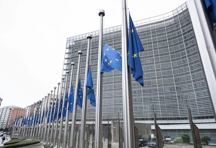 Bâtiment Berlaymont de la Commission européenne à Bruxelles, avec les drapeaux de l'Union européenne.