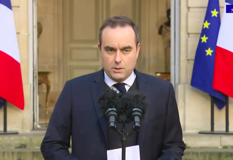 Sébastien Lecornu devant le perron de Matignon.