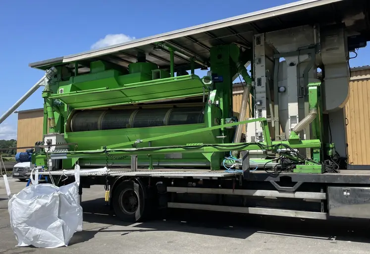 Machine de prestation de tri et de traitement de semences à la ferme. 