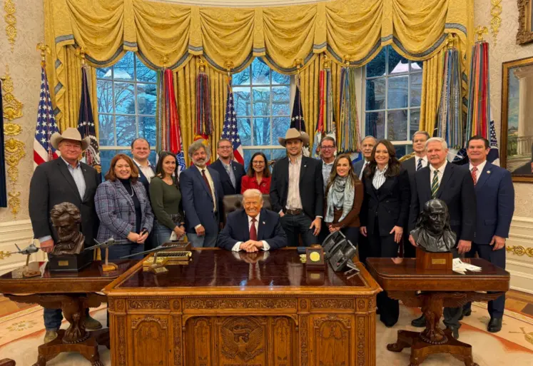 donald trump entouré de plusieurs personnes dans le bureau ovale