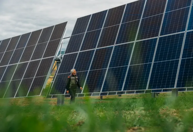 ombrières photovoltaïques dans un champ avec un  homme au premier plan