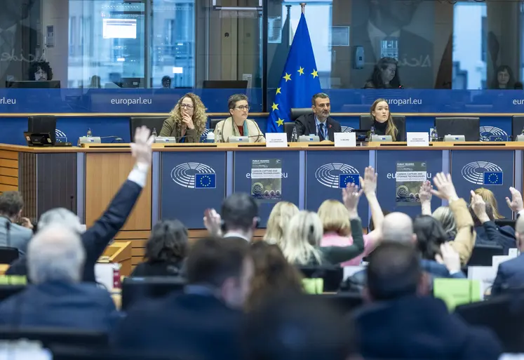 Les eurodéputés de la commission de l’Environnement votant à main levée le 28 janvier à Bruxelles.