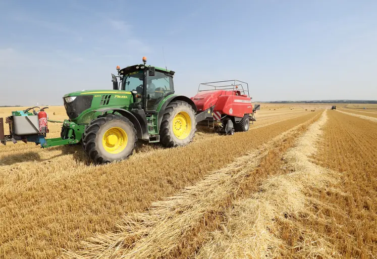  Machines agricoles réalisant des travaux de moisson dans un champ.  