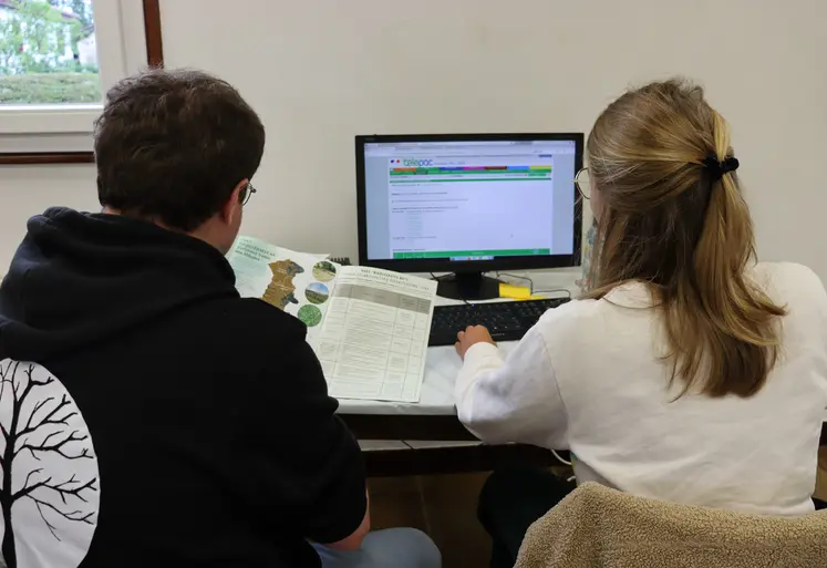 Exploitants devant un ordinateur ouvert sur le site télépac pour les déclarations d'aides PAC.