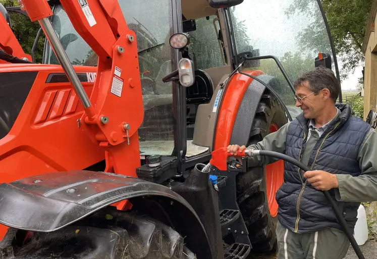 Agriculteur remplissant le réservoir de son tracteur de GNR.