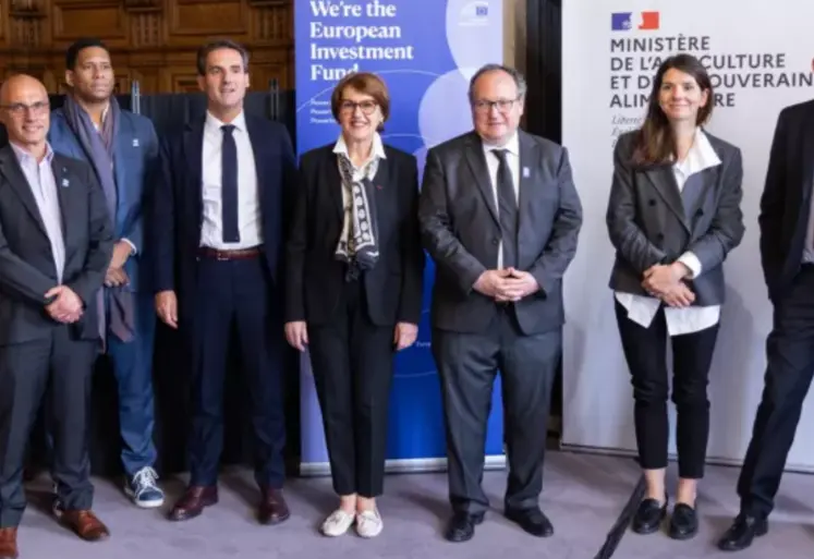 groupe de personnes posant pour la photo