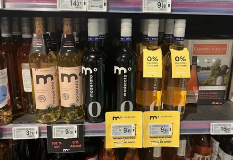 Vins désalcoolisés en rayon d'un supermarché
