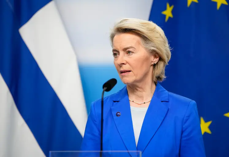 La présidente de la Commission européenne Ursula von der Leyen en décembre lors d'une conférence de presse. 