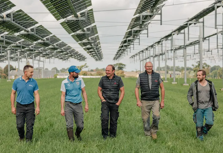agriculteurs champ parcelle agricole panneaux solaires agrivoltaïsme