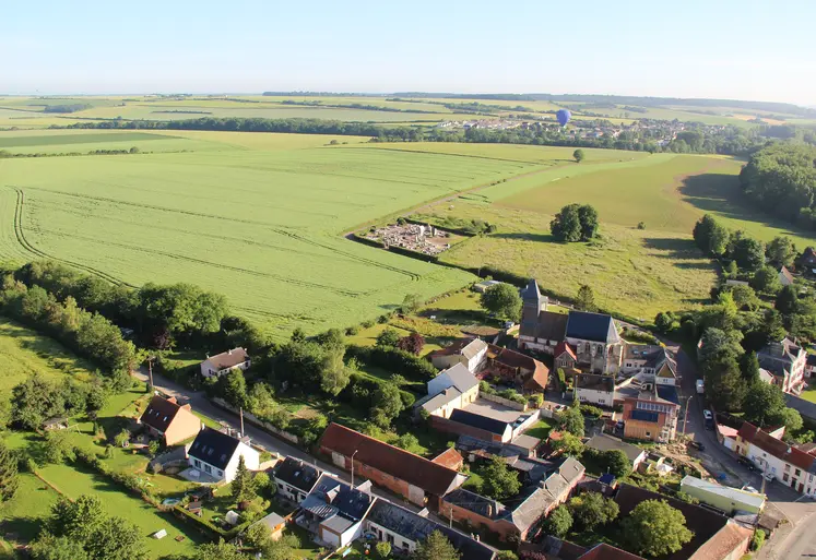 Commune rurale de Somme en prise de vue aérienne. 