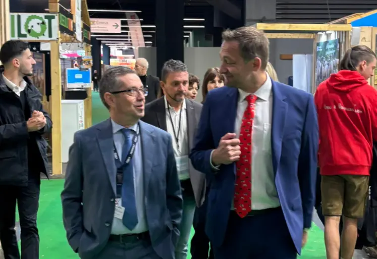 Jérôme Despey avec Christophe Hansen dans les allées du salon de l'Agriculture.