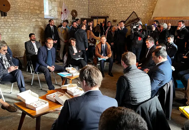Sébastien Lecornu et Annie Genvard devant des représentants des Jeunes agriculteurs le 30 janvier à Baigneaux en Eure-et-Loir.
